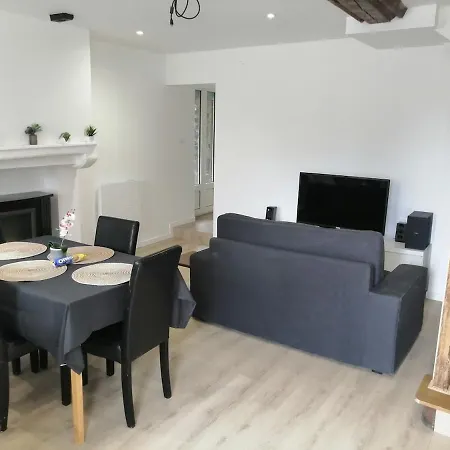 Apartment Petite Maison De Bourg Le Bourgneuf-la-Foret